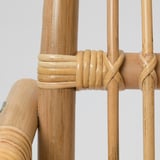 Gros plan du joint de meubles en rotin tissé ; montre l’exécution détaillée et la texture naturelle du bois.