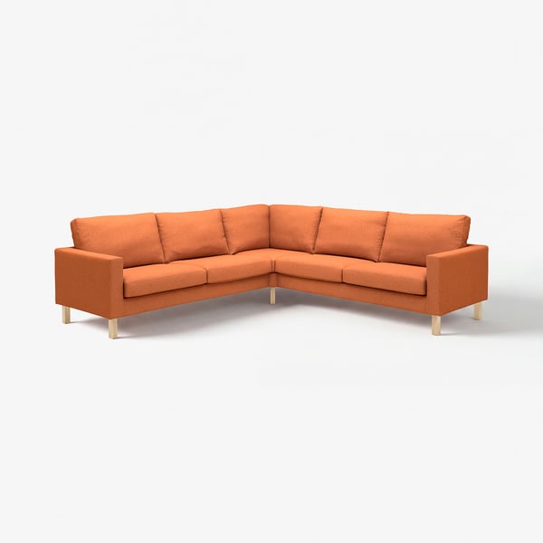 Un canapé d’angle moderne couleur rouille, au design élégant et aux pieds en bois.
