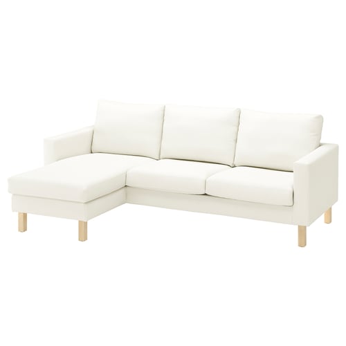 Un canapé sectionnel blanc SALTSJÖBADEN avec un tissu léger, une texture légère, des pieds en bois, et une chaise longue d’angle.
