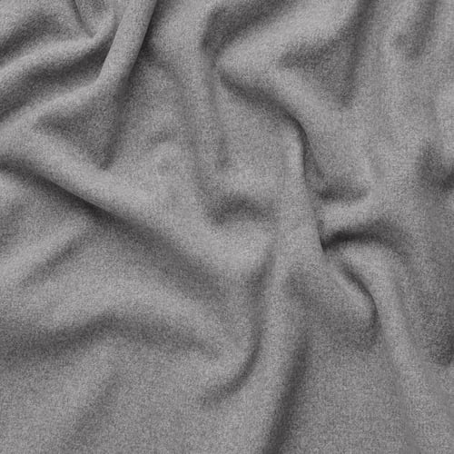 Gros plan sur un tissu gris froissé, texture lisse, probablement du polyester recyclé.