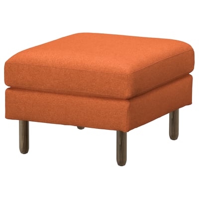 Repose-pieds carré en mousse orange vif sur pieds en bois.
