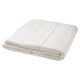 Option : Couette SANDGRÄSMAL blanche pliée, polyester recyclé, conception de grille écologique.