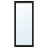 Un miroir SANDTORG à cadre noir, adapté à différentes pièces, avec un design simple et rectangulaire.
