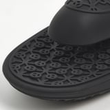 Gant de cuisine en silicone noir avec un design texturé complexe pour la prise en main. Ouverture circulaire pour l’accrochage.