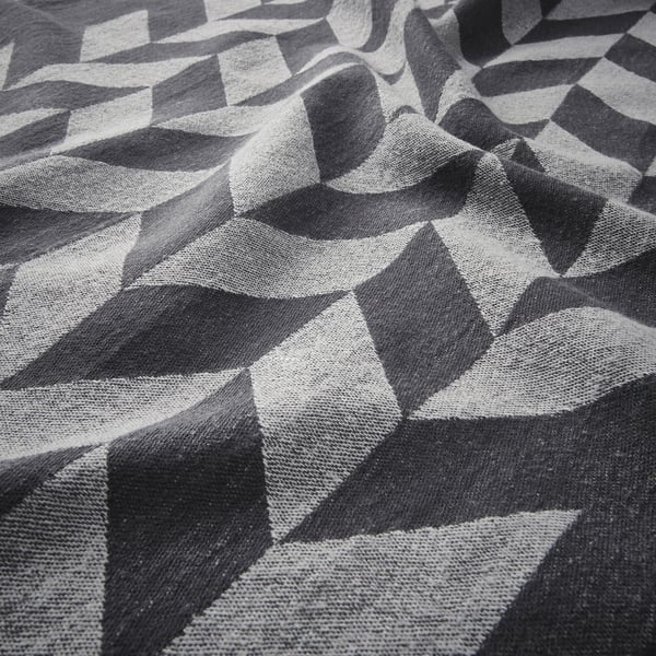 Serviette à motifs géométriques noir et blanc, texturée, aménagée.