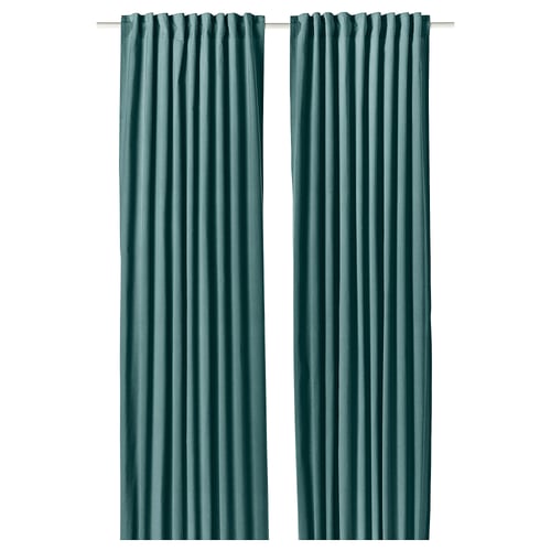 Deux rideaux SANELA gris-turquoise foncé pendent côte à côte, avec une texture de velours luxueuse et un design de linteau multidirectionnel.