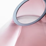 Vase en verre à bord bleu sur surface rose, mettant en valeur un savoir-faire de haute qualité avec un design lisse et symétrique.
