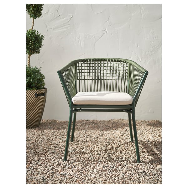 Chaise d’extérieur SEGERÖN en métal thermolaqué vert avec coussin beige et dossier tressé, parfaite pour les balcons.