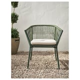 Chaise d’extérieur SEGERÖN en métal thermolaqué vert avec coussin beige et dossier tressé, parfaite pour les balcons.