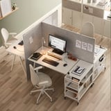 Espace de travail minimaliste avec séparateurs SIDORNA gris séparant le bureau et la chaise, maintenant l’ouverture.