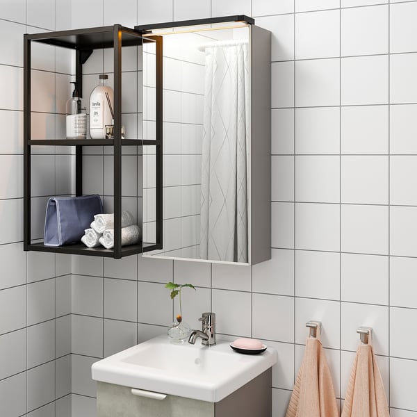 Salle de bain avec armoire de toilette et éclairage led