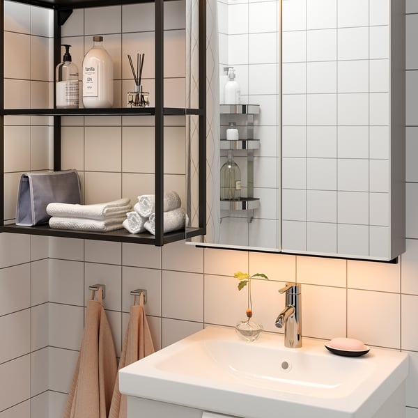 Salle de bain moderne avec éclairage LED et accents dorés.