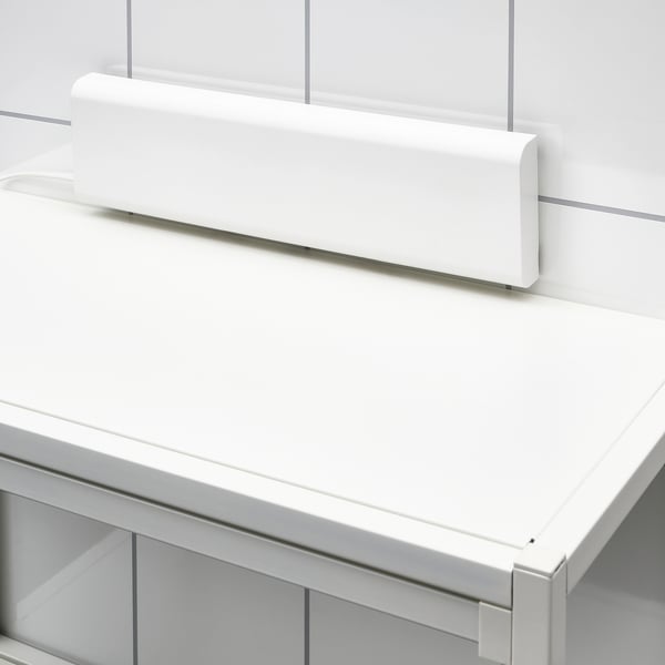 Lumière de salle de bain LED sous l’armoire.