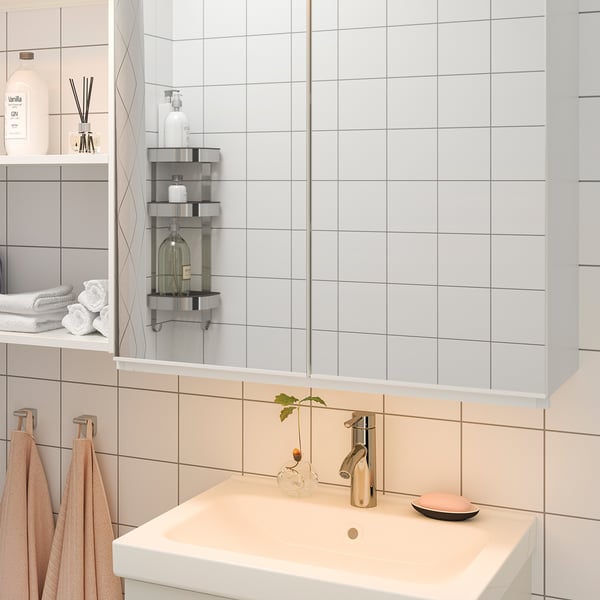 Salle de bain moderne avec rangement et lumière. Alternativement, pour moins de 150 caractères : salle de bain moderne avec rangement et éclairage.