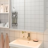 Salle de bain moderne avec rangement et lumière. Alternativement, pour moins de 150 caractères : salle de bain moderne avec rangement et éclairage.