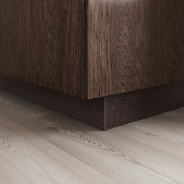 Armoire en bois foncé avec une base de socle noire élégante, donnant un look moderne.