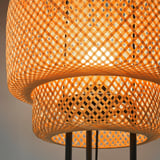 Lampes suspendues en bambou à deux niveaux, finement tissées, projetant une lumière chaude.