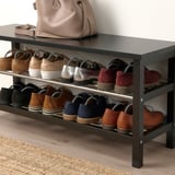 L’étagère à chaussures, SITTPINNE, peut contenir 10 paires. Façonne et organise les chaussures. Étagère supérieure pour les sacs.