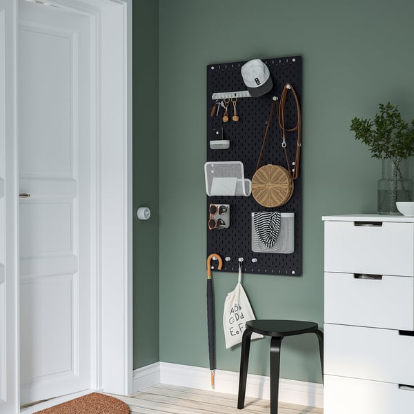 Panneau perforé SKÅDIS avec accessoires dans une pièce moderne