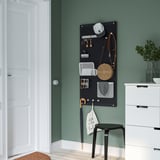 Panneau perforé SKÅDIS avec accessoires dans une pièce moderne