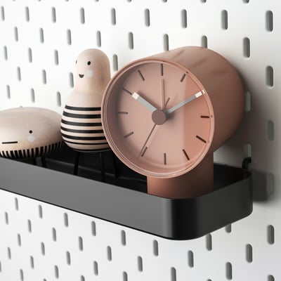 SKÅDIS mural avec horloge et jouets.
