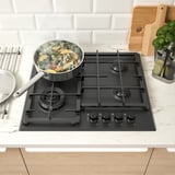 Réchaud à gaz avec cuisson des légumes, commandes précises.