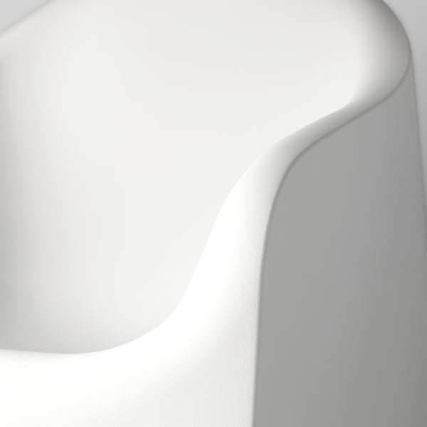 Dossier et assise de la chaise SKARPÖ lisse et blanche, bord incurvé. Le plastique de haute qualité est durable et confortable.