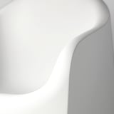 Dossier et assise de la chaise SKARPÖ lisse et blanche, bord incurvé. Le plastique de haute qualité est durable et confortable.