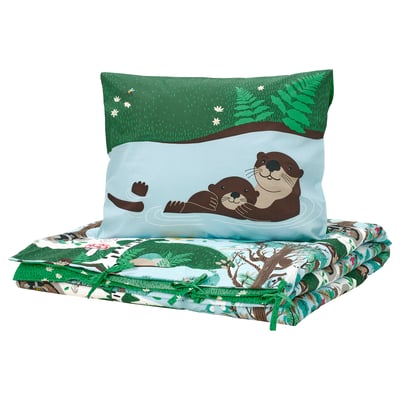 Literie SKOGSDUVA verte avec motifs de loutre, comprend couette et taie d’oreiller.