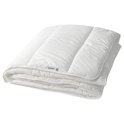 La couette SKOGSFRÄKEN est blanche, rectangulaire et soigneusement pliée. Il est fabriqué à partir de polyester recyclé et de lyocell, offrant une sensation douce et moelleuse.