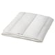 Option : Une couette SKOGSFRÄKEN blanche, rectangulaire, à la texture douce et moelleuse. Il est fabriqué à partir de polyester recyclé et de lyocell pour la respirabilité.