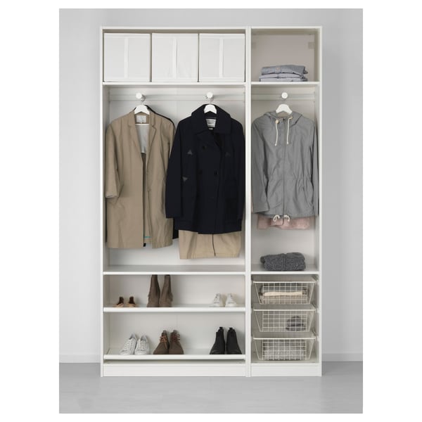 Armoire ouverte montrant des manteaux, des baskets et des vêtements pliés dans des étagères et des paniers, démontrant l’organisation du stockage SKUBB.
