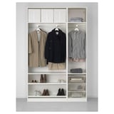 Armoire ouverte montrant des manteaux, des baskets et des vêtements pliés dans des étagères et des paniers, démontrant l’organisation du stockage SKUBB.