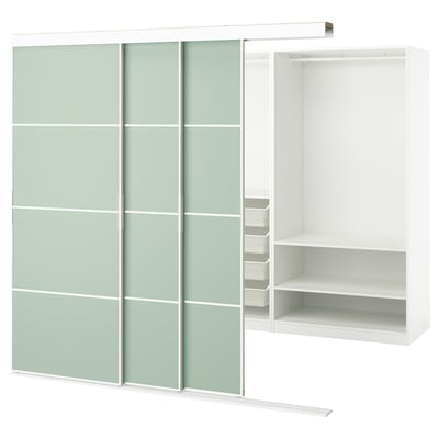 Armoire blanche SKYTTA avec portes coulissantes teintées en vert et étagères intérieures, au design moderne.