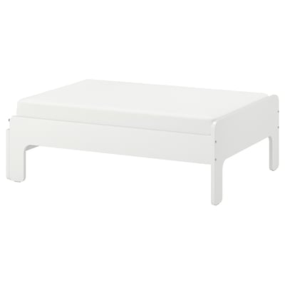 Lit pour tout-petit SLÄKT blanc, lignes épurées, pas de tête de lit.