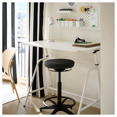 Rideaux rayés noirs et blancs avec œillets, fabriqués à partir de coton recyclé. Suspendre verticalement, adapté aux fenêtres et aux portes.