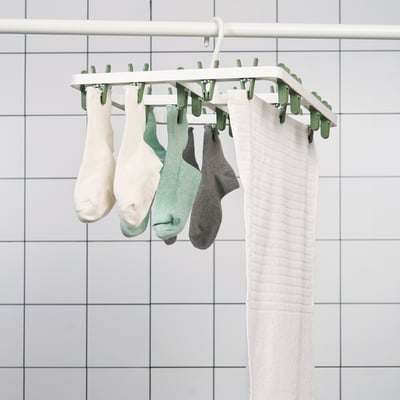 Le séchoir suspendu avec 24 piquets peut contenir des chaussettes et de petits vêtements, idéal pour les espaces limités.