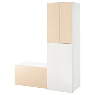 Une armoire pour enfants ikea SMÅSTAD en bois blanc et clair avec rangement coulissant.