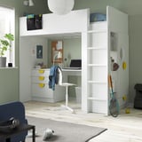 Lit mezzanine SMÅSTAD blanc avec bureau, armoire, étagères, accents jaunes, chaise bleue, équipement de sport.