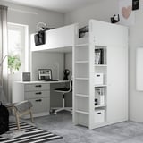 Chambre d’enfant moderne avec lit mezzanine blanc, bureau et rangement. Décor en noir et blanc, tapis rayé et aménagement confortable.