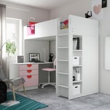 Un lit mezzanine SMÅSTAD avec un bureau, une armoire et des étagères blanches, avec des accents roses. Il est compact, parfait pour les petits espaces.