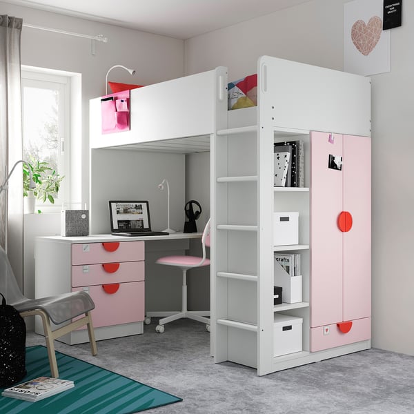 Lit mezzanine moderne pour enfants avec bureau et rangements en blanc et rose. Échelle, étagères, armoire et bureau. Utilisation efficace de l’espace avec un design ludique.