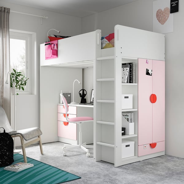 Chambre d’enfant avec lit mezzanine blanc, accents roses, bureau, étagères et armoire.