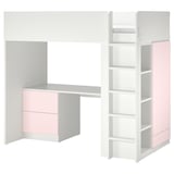 Représente un lit mezzanine SMÅSTAD blanc avec des accents roses, y compris des rangements, un bureau et des étagères.