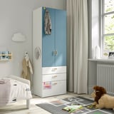 Chambre d’enfant avec armoire SMÅSTAD bleu-blanc, tiroirs, armoire, ours en peluche, tapis de jeu, petit lit.