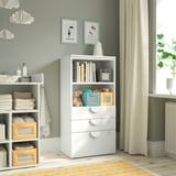 Meuble de rangement SMÅSTAD blanc avec étagères et tiroirs dans la chambre d’enfant. Décoré avec des jouets et des livres.