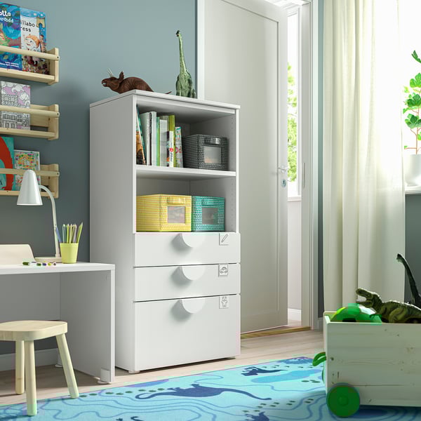 Chambre d’enfants avec rangement SMÅSTAD, livres, jouets, artisanat, décoration colorée, près de la fenêtre.