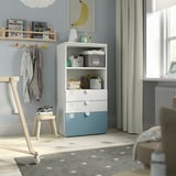 Chambre d’enfant colorée avec bibliothèque SMÅSTAD et tabouret en bois, montrant un design compact et fonctionnel.