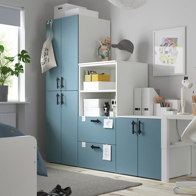 Chambre d’enfant avec grande armoire SMÅSTAD gris-bleu, bureau et étagères.