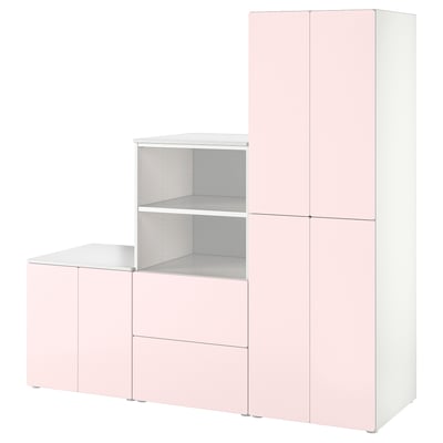 Présente une armoire SMÅSTAD rose clair, rectangulaire et modulaire, idéale pour les chambres d’enfants, avec plusieurs compartiments pour le rangement des vêtements.